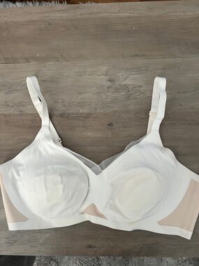 Honeylove White Seamless Wireless Bra with Nude Mesh Insets